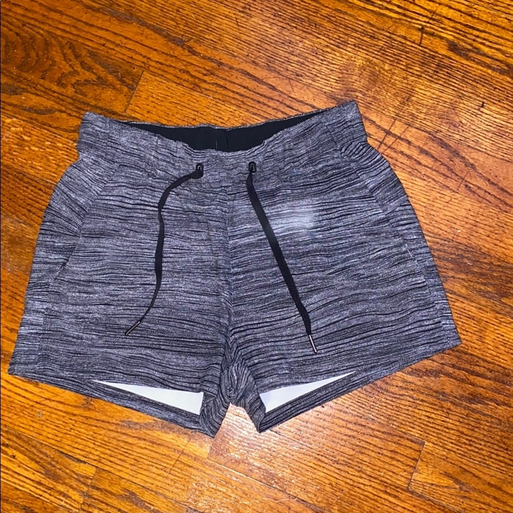 Black and white lululemon shorts SZ 6
